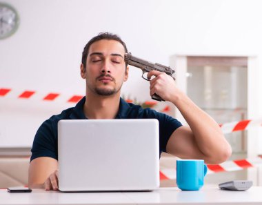 Genç adam evde kendini soyutlama kavramından sıkılmış hissediyor.