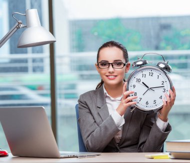 İş kadını iş konseptinde teslim tarihine yetişemiyor.