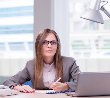 Ofiste çalışan iş kadını.