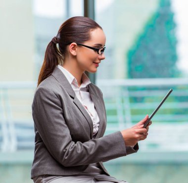 Ofiste tabletle çalışan kadın.