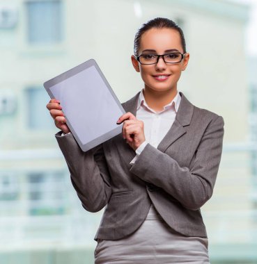 Ofiste tabletle çalışan kadın.