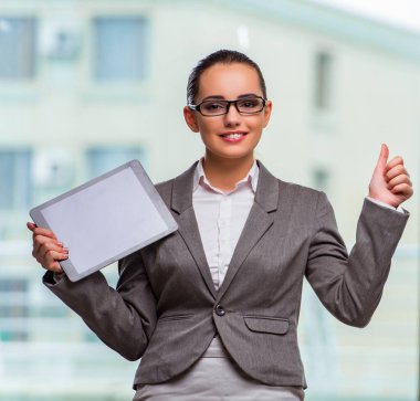 İş konseptinde tablet bilgisayarı olan kadın.