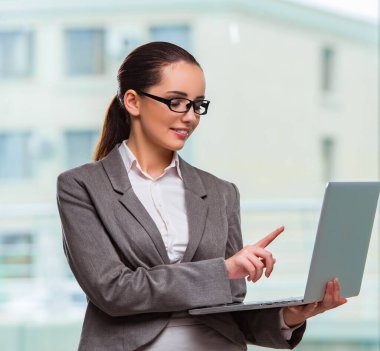 İş konseptinde dizüstü bilgisayarı olan iş kadını.