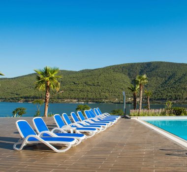 Açık havada güzel bir yüzme havuzu, açık yaz gününde.