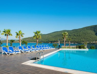 Açık havada güzel bir yüzme havuzu, açık yaz gününde.