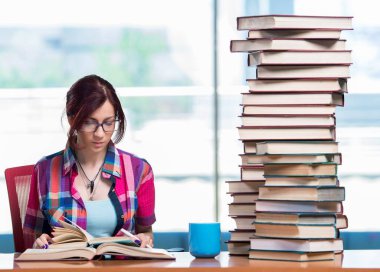 Sınavlara hazırlanan genç kız öğrenci.