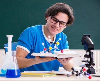 Sınıftaki genç erkek öğrenci.