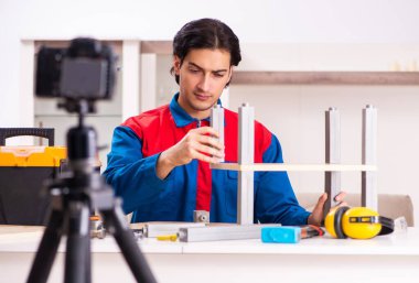 Genç müteahhit blogu için video kaydediyor.