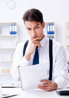 Ofiste çalışan genç ve şık iş adamı.