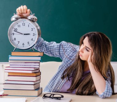 Tahtanın önündeki kız öğrenci.