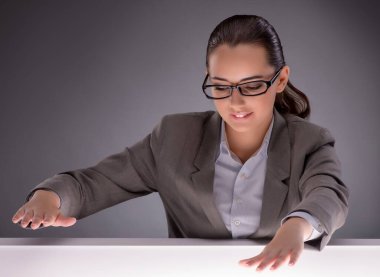 Masada çalışan genç iş kadını.