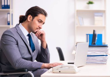 Ofis ortamında engelli çalışan