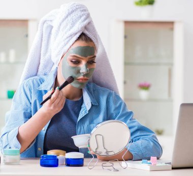 Maske takan ve internet bloguna yazı yazan güzellik blogcusu