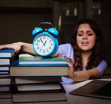 Evde sınava hazırlanan genç kız öğrenci.