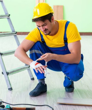 İş yerindeki yaralı işçi.