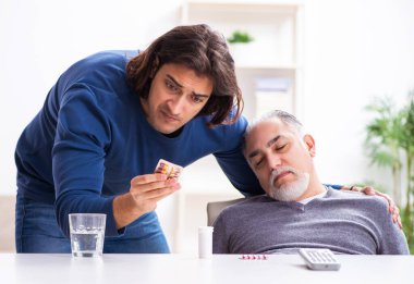 Büyükbaba ve torunun ilk yardım konsepti.