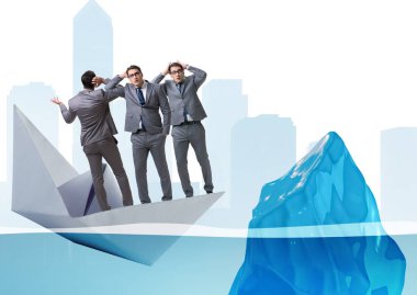 Batan kağıt teknede iş adamlarının ekonomik kriz konsepti.