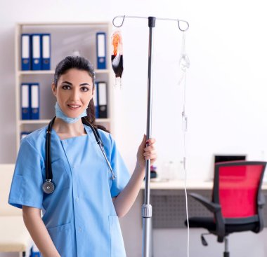 Enfüzyon konseptinde genç bayan doktor.