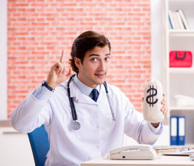 Hastanede çalışan genç doktor.