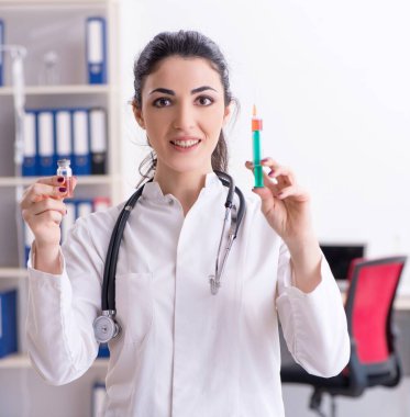 Enfüzyon konseptinde genç bayan doktor.