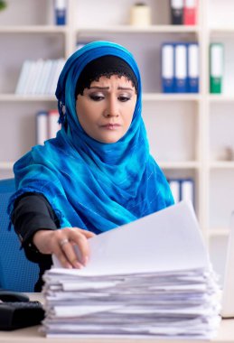 Ofiste çalışan tesettürlü kadın çalışan.
