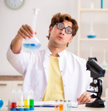Deneyler ve testler yapan çılgın bir kimyager.