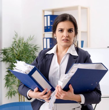 Kadın çalışan aşırı işten memnun değil.