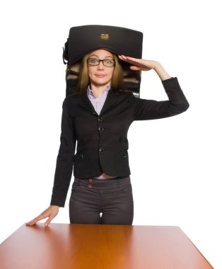 Uzun masada oturan kadın çalışan beyazın üzerinde tek başına.