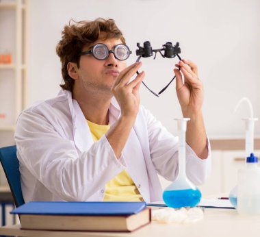 Deneyler ve testler yapan çılgın bir kimyager.