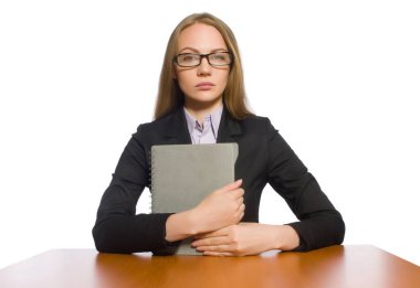 Uzun masada oturan kadın çalışan beyazın üzerinde tek başına.