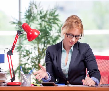 Ofiste çalışan iş kadını.