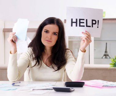 Bütçe planlama konseptinde makbuzları olan genç kadın.