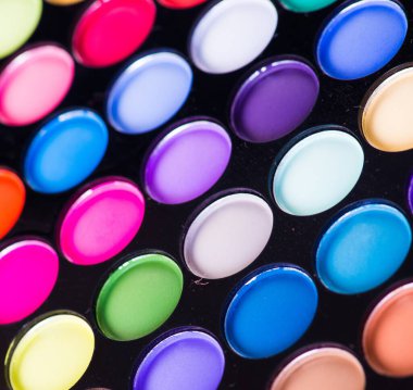 Makyaj için renkli gölgeler beyaz üzerine izole edilmiş