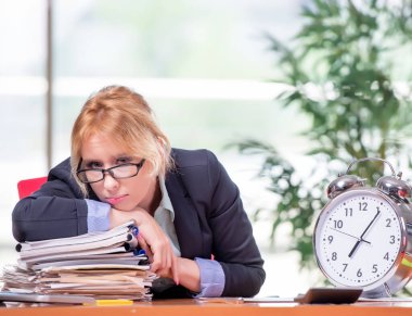 Ofiste çalışan iş kadını.