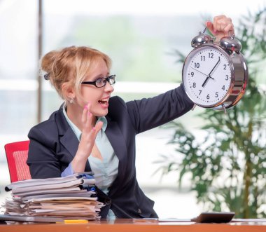 Ofiste çalışan iş kadını.