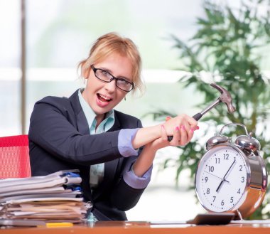 Ofiste çalışan iş kadını.