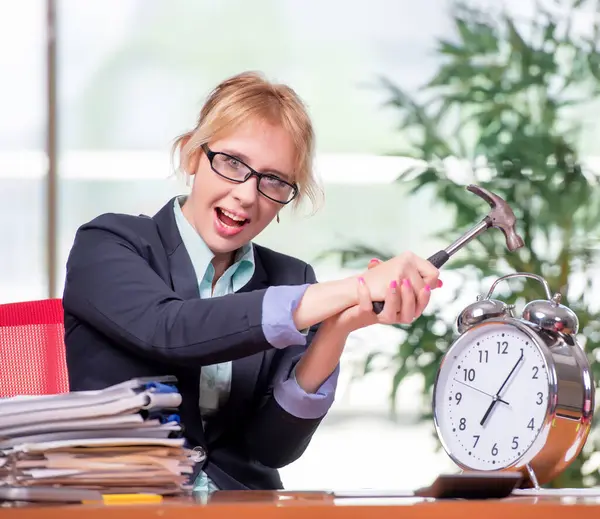 Ofiste çalışan iş kadını.