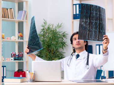 Klinikte çalışan yakışıklı doktor radyoloji uzmanı.