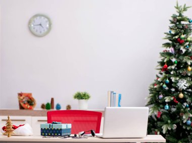 Noel arifesinde ofiste çalışan bir çalışan.