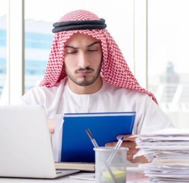 Ofiste çalışan Arap işadamı.