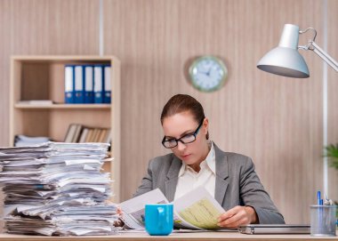 Ofiste çalışan iş kadını.