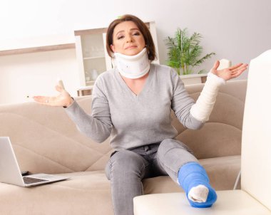 Araba kazasından sonra evde acı çeken kadın.