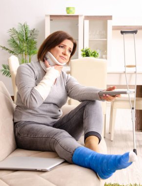 Araba kazasından sonra evde acı çeken kadın.