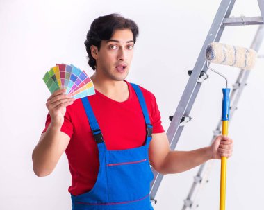 İçeride çalışan yakışıklı müteahhit.