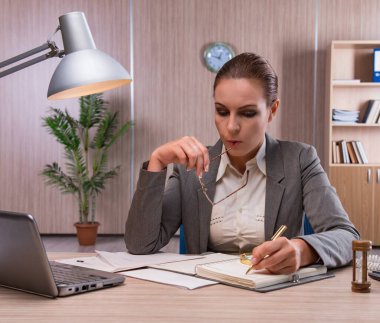 Ofiste çalışan iş kadını.