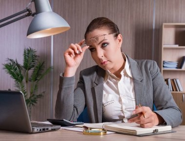 Ofiste çalışan iş kadını.