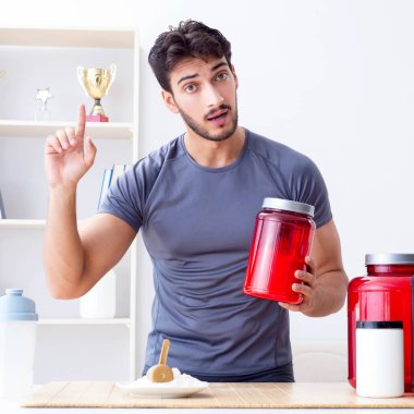 Sporcu daha iyi kaslar için yeni protein takviyeleri tadıyor.