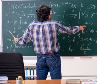Sınıftaki komik erkek matematik öğretmeni.