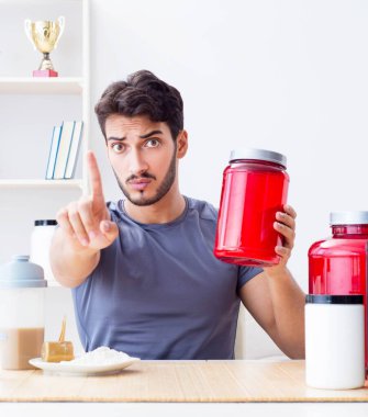 Sporcu daha iyi kaslar için yeni protein takviyeleri tadıyor.