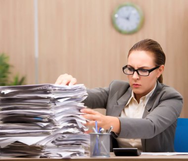 Ofiste çok çalıştığı için stres altında olan iş kadını.